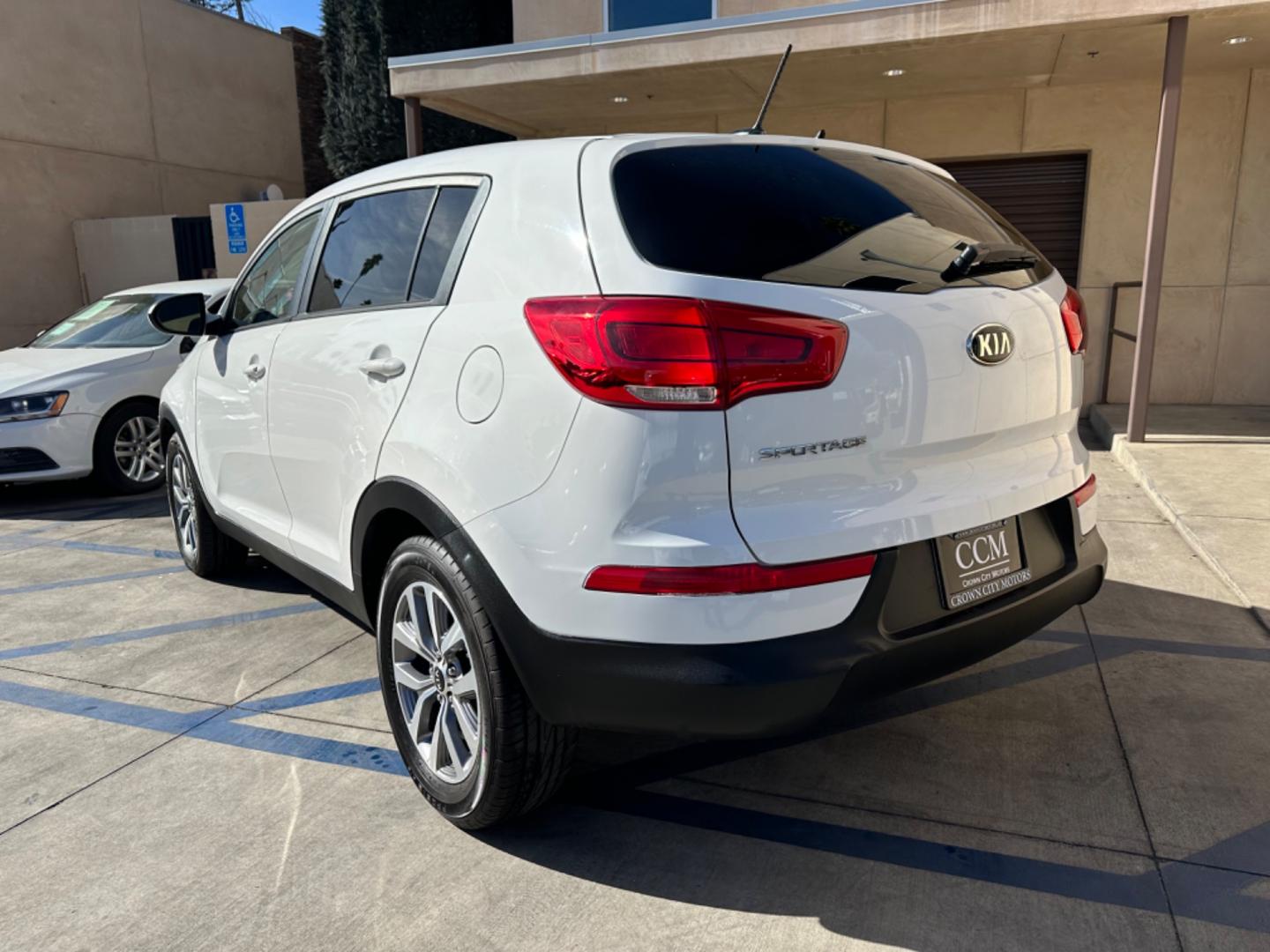 2015 WHITE /Black Kia Sportage (KNDPB3AC5F7) , located at 30 S. Berkeley Avenue, Pasadena, CA, 91107, (626) 248-7567, 34.145447, -118.109398 - rown City Motors is a used “Buy Here Pay Here” car dealer in Pasadena CA. “Buy Here Pay Here” financing, means that when you purchase your vehicle from our dealership, that you make the payments to the dealership as well. We do not need the banks approval to get you approved for a used auto - Photo#3